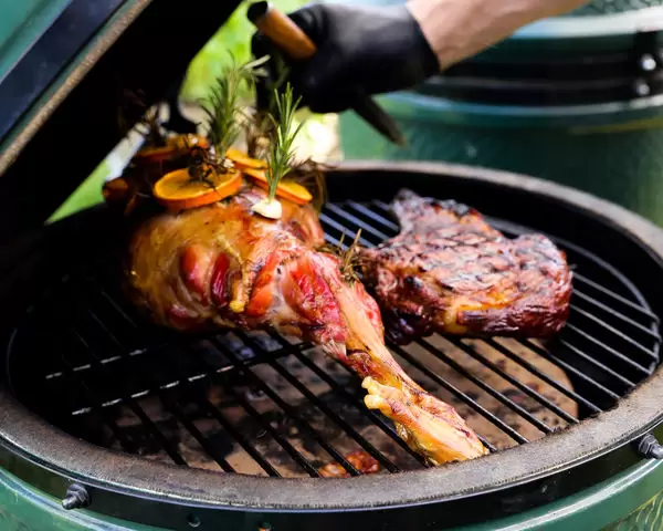 Kamper lamsbout van de barbecue