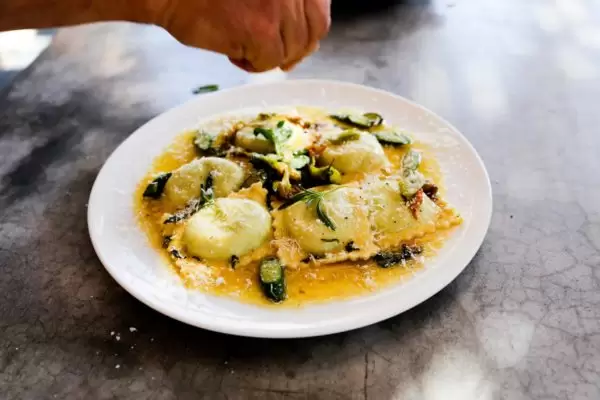 Doperwten-ricotta ravioli met courgettebloemen