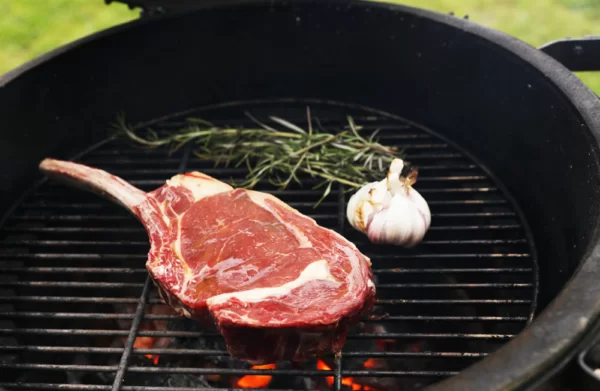 Tomahawk bereiden op de barbecue