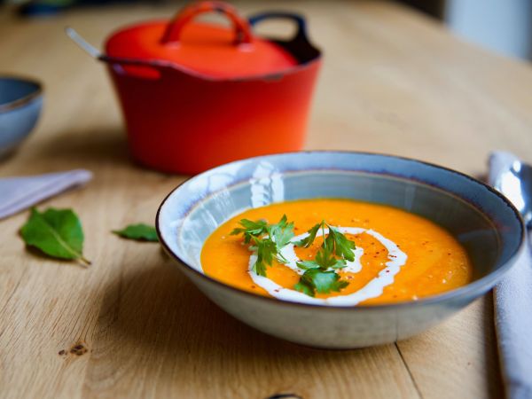 Geroosterde pompoensoep met rode peper en creme fraiche