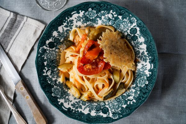 Fresine met geroosterde tomaten, courgette en Parmezaankoekjes