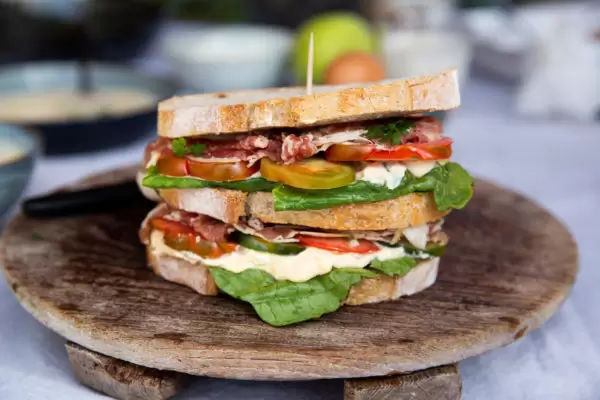 Club sandwich met gerookte Simmentaler ribeye en oplegkaas