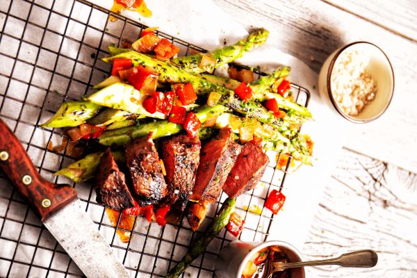 Entrecote met gegrilde groene asperges en paprikasalsa