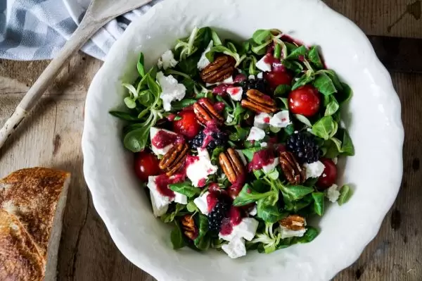 Zomerse salade met bramen, gekarameliseerde pecannoten en geitenkaas