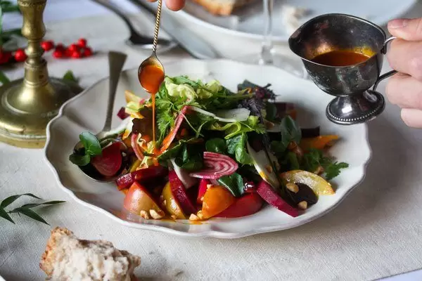 Salade van geroosterde en gekookte bieten met Texelse schapenkaas en wortelvinaigrette