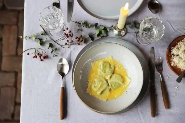 Cimi di rapa ravioli met citroen-botersaus