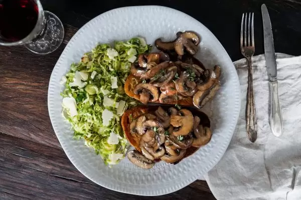 Paddenstoelen op toast met spruitjessalade