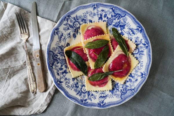 Ravioli gevuld met bieten met salieboter en Parmezaan