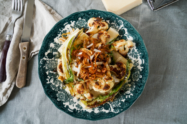 Pasta met walnoot-dragonsaus, knapperige ui en bloemkool