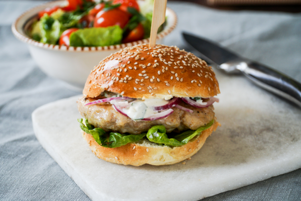 elleboog Verzakking melk wit Kipburger met knoflookmayonaise en ingemaakte rode ui - Lindenhoff