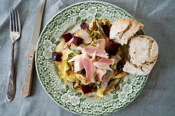 Warme salade van geroosterde kool met koud gerookte forel