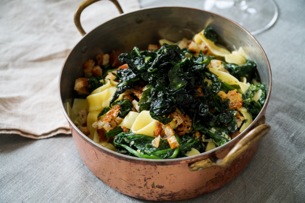 Pasta met knapperige spinazie, broodkruim en citroen