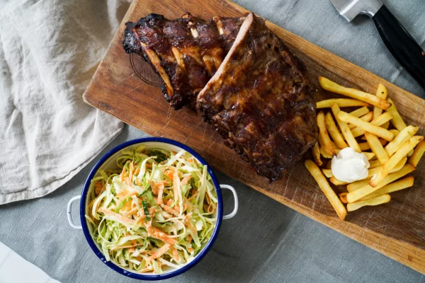 Spareribs met frietjes en coleslaw