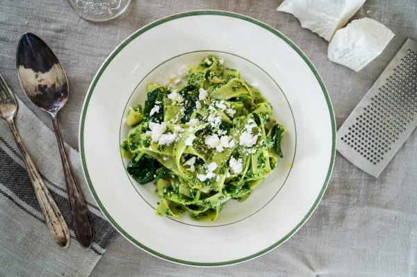 Pappardelle met ricotta salata, kruidenpesto en spinazie