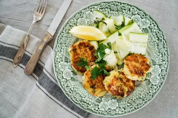 Kruidige viskoekjes van forel met courgettesalade