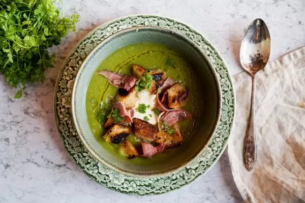 Groene aspergesoep met zuurdesem croutons, lamsham en kervel