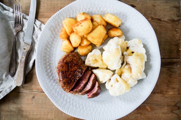 Gasconne kalfsbiefstuk met bloemkool en krokante aardappels