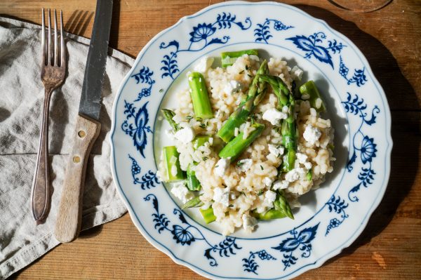 Lenterisotto met groene asperges, geitenkaas, tijm en citroen