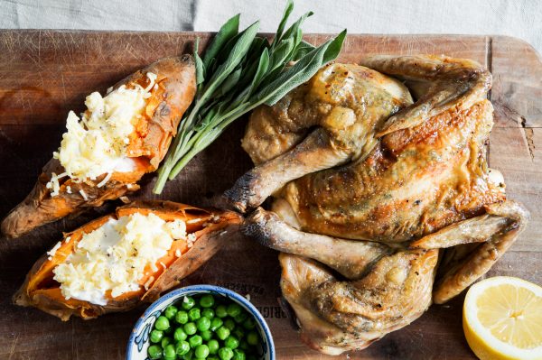 Spatchcock poulet noir met gepofte zoete aardappel