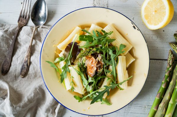 Romige citroenpasta met groene asperges en gerookte makreel