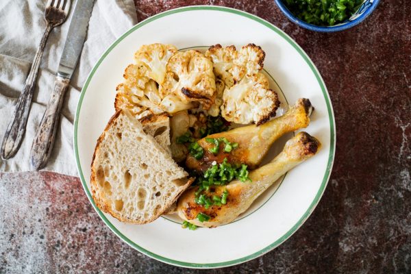 Drumsticks met groene pepersalsa en geroosterde bloemkool