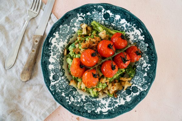 Pasta met spinaziepesto, gepofte tomaten en broodkruim