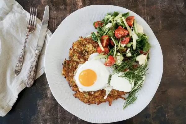 Knapperige rösti met ei, dille, crème fraîche en veldsla