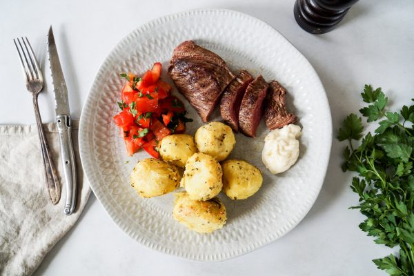 Black Angus runderbavette met aardappels, citroenaioli en tomatensalade met schapenfeta