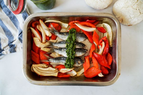 Gegrilde sardines met geroosterde groentes en chimichurri saus