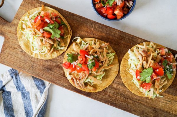 Pulled chicken taco’s met pico de gallo en spitskool salade