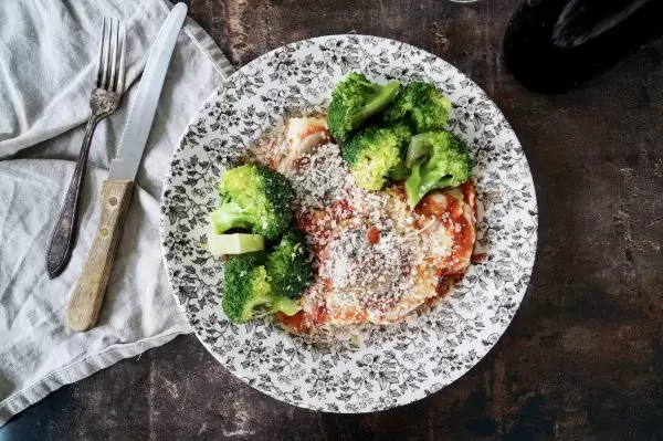 Ravioli met radicchio, tomatensaus en citroenbroccili