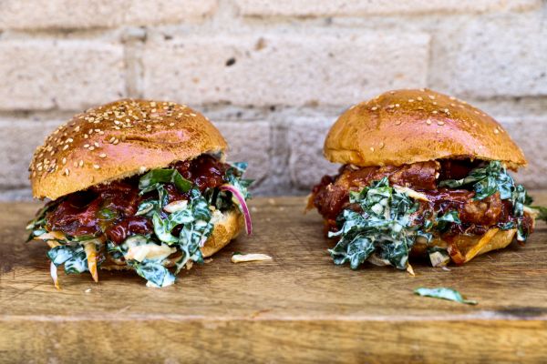 Pulled pork met kale slaw op brioche