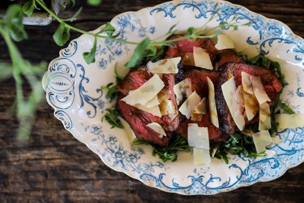 Gerookte Simmentaler staartstuk met Italiaanse salade