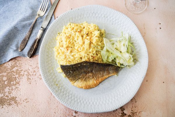 Risotto Milanese met gebakken zeebaars en frisse venkelsalade