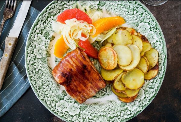 Varkensrugfilet met pancetta, venkelsalade en krokante aardappel