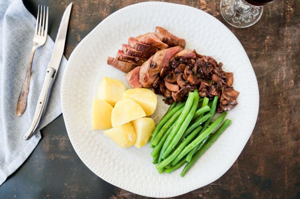 Reebiefstuk met champignon rode wijnsaus en aardappels