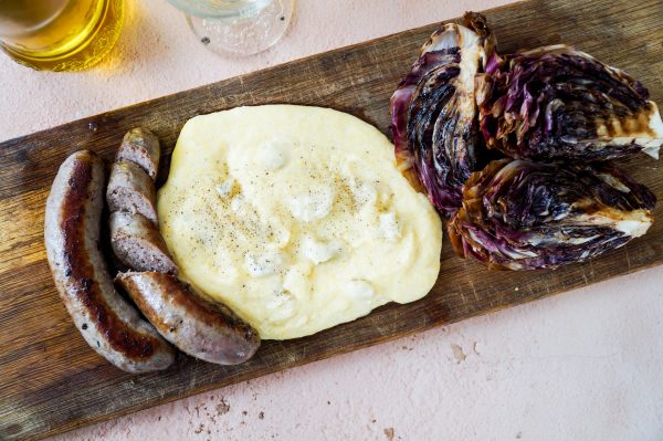 Gasconne kalfsworst met gorgonzola polenta en gegrilde radicchio