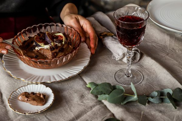 Chocolade mousse met honing-pecannoten en vijg