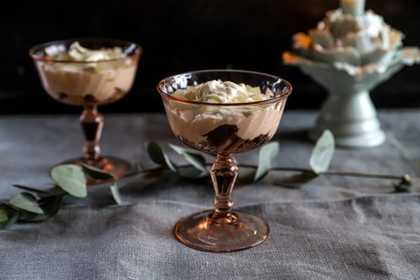 Witte chocolade trifle’s met Doyenne du Comice peer