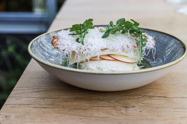 Lindenhoff x restaurant de Kas | Zachte geitenkaas met doyenne du comice peer, Texelse oude geitenkaas en citroen