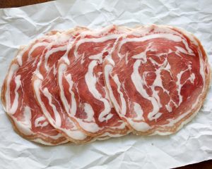 Gesneden pancetta coppata